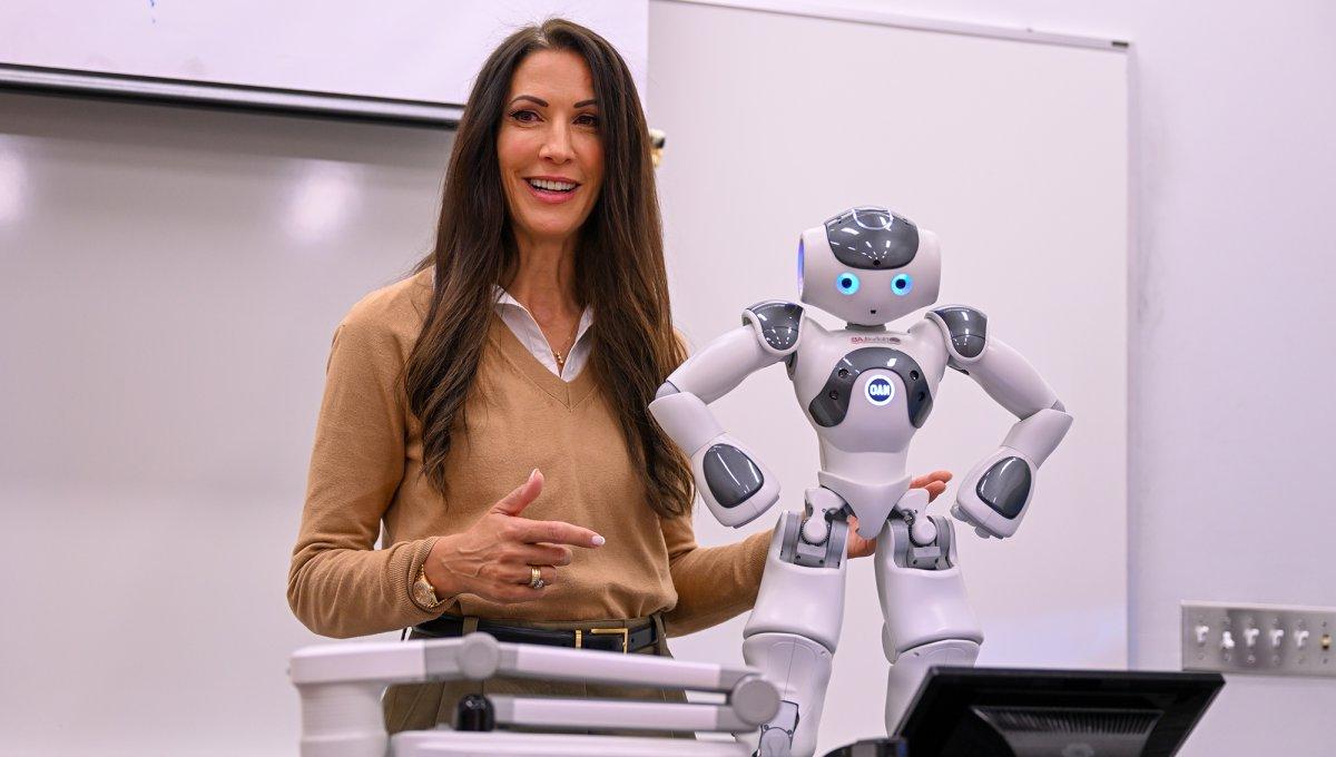 海伦·克朗普顿抱着机器人